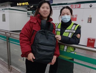 12号线虹莘路站协助乘客寻回遗失双肩包，确保学生顺利开学