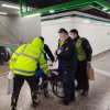 乘客晕倒，地铁站务员及时救助