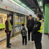 12号线七莘路站上演暖心一幕：地铁员工助力，走散孩子迅速找回亲人